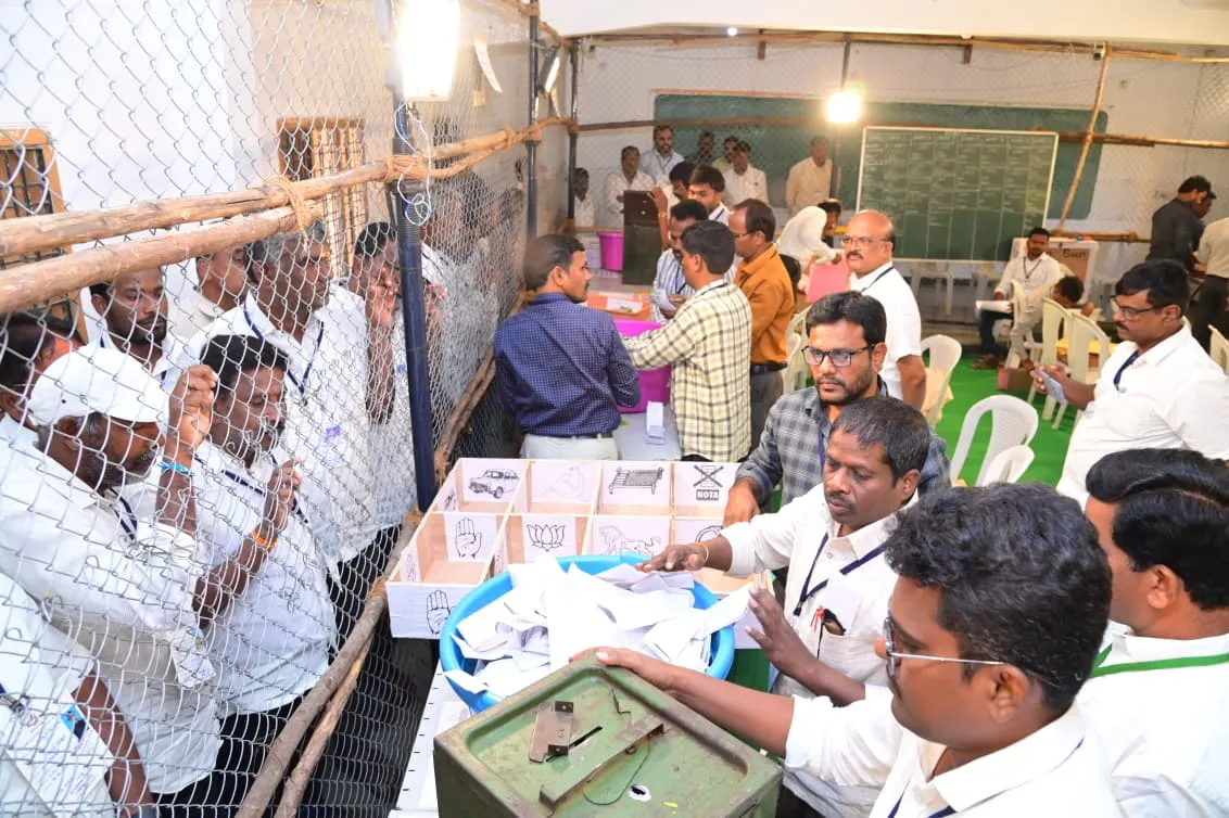 నాగర్ కర్నూల్ మునిసిపాలిటీపై ఎగిరిన కాంగ్రెస్ జెండా. 