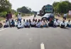 వరి ధాన్యం కొనుగోలు చేయాలని రైతుల ఆందోళన