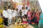 వధూవరులను ఆశీర్వదించిన పారిజాత నర్సింహారెడ్డి దంపతులు