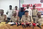 కత్తిని పట్టుకున్న కీసర పోలీసులు..