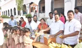 పున్న నిర్మల జన్మదినాన విద్యార్థులకు పండ్లు నోటు పుస్తకాల పంపిణీ,
