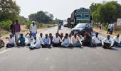 వరి ధాన్యం కొనుగోలు చేయాలని రైతుల ఆందోళన