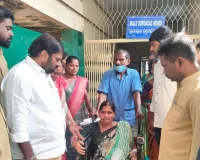 రేణికుంట బస్సు బాధితులకు పరామర్శించిన జాగృతి జిల్లా అధ్యక్షులు గుంజపడుగు