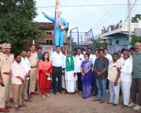 బి.ఆర్. అంబేడ్కర్ విగ్రహం పునఃస్థాపనను పరిశీలించిన అదనపు కలెక్టర్ విక్టర్, సబ్ కలెక్టర్ కిరణ్మయి 