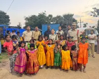 చిన్నారులకు గౌన్లను అందజేసిన ఏఎస్పీ శేషాద్రిని రెడ్డి 