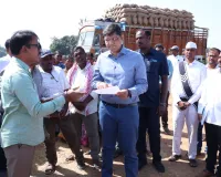 లింగంపేట మండలం ఎల్లారాం గ్రామంలో వరి కొనుగోలు కేంద్రాన్ని సందర్శించి పరిశీలించిన జిల్లా కలెక్టర్