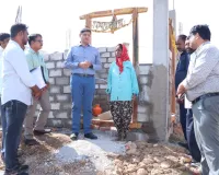 ఇందిరమ్మ ఇళ్ల లబ్దిదారుని ఇంటి నిర్మాణ పనులను పరిశీలించిన జిల్లా కలెక్టర్