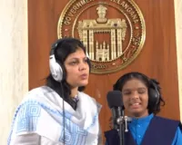 అంధుల పాఠశాల విద్యార్థినితో కలిసి పాడిన జిల్లా కలెక్టర్