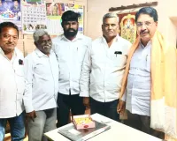 మాజీ ఎమ్మెల్యేను మర్యాద పూర్వకంగా కలిసిన ఏకగ్రీవమైన సర్పంచ్ కేతిరి