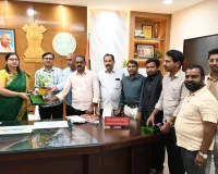 జిల్లా కలెక్టర్ అభిలాష అభినవ్ కు నూతన సంవత్సర శుభాకాంక్షలు తెలియజేసిన అధికారులు.