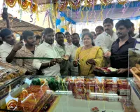 బడంగ్‌పేట్‌లో 'మినార్ టి ప్యాలెస్'హోటల్ ను ప్రారంభించిన: టీ.పీ.సీ.సీ ప్రధాన కార్యదర్శి చిగిరింత పారిజాత నర్సింహారెడ్డి..