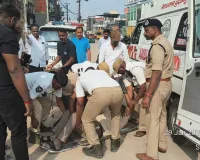 స్కూటీపై నుంచి పడ్డ వృద్ధుడు.. అక్కున చేర్చుకున్న ట్రాఫిక్ పోలీసులు!