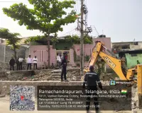 జీహెచ్‌ఎంసీ కాంపౌండ్‌ వాల్‌ను పునాదిగా చేసుకుని కబ్జా