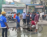 డ్రైనేజీ పొంగి పొర్లుతున్నా పట్టించుకునే నాథుడు లేడు 