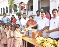 పున్న నిర్మల జన్మదినాన విద్యార్థులకు పండ్లు నోటు పుస్తకాల పంపిణీ,