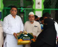 మజీద్ లో రంజాన్ తోఫాల పంపిణీ. 