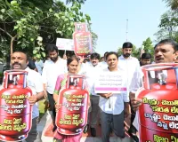 గ్యాస్ ఆగమాగం.. జనం బజార్లపాలు!