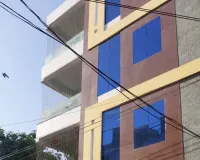 కనికరమే లేని కఠినమైన ప్రైవేట్ హై స్కూల్ 