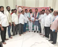 మధు ఎస్కి చేతుల మీదుగా 350 మంది కార్మికులకు 'బీఓసీ' కార్డుల పంపిణీ