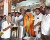 అమావాస్య అన్న వితరణ కార్యక్రమంలో పాల్గొన్న తహసీల్దార్