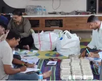 అక్రమార్కుడి ఇంట నోట్ల కట్టలు, బంగారు కుప్పలు