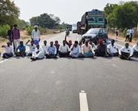 వరి ధాన్యం కొనుగోలు చేయాలని రైతుల ఆందోళన