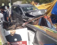 అదుపు తప్పి ఫుట్‌పాత్‌ పైకి దూసుకెళ్లిన మారుతి కారు 