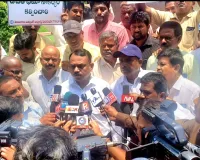 *సచివాలయ ముట్టడికి జర్నలిస్టుల యత్నం: గన్ పార్క్ వద్ద ఉద్రిక్తత, భారీగా అరెస్టులు!