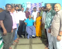 రోడ్డు ప్రమాదంలో కాలు కోల్పోయిన వ్యక్తికి సురక్ష సేవా సంఘం చక్రాల కుర్చీ వితరణ