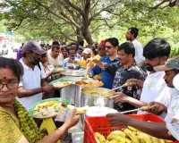 ఆకలి తీర్చిన మానవత్వం: బసవతారకం ఆస్పత్రి వద్ద అన్నదాన కార్యక్రమం.