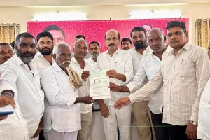 సీఎంఆర్ఎఫ్  చెక్కులు పంపిణీ చేసిన ఎమ్మెల్యే చింత ప్రభాకర్.