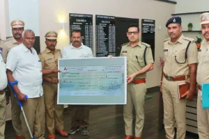 రోడ్డు ప్రమాదంలో కాలు కోల్పోయిన హోంగార్డు కు 15 లక్షల భీమా చెక్కు అందజేసిన పోలీస్ కమిషనర్.