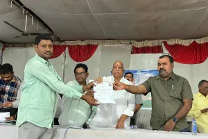 కొత్త రేషన్ కార్డులు పంపిణీ చేసిన  ఎమ్మెల్యే.