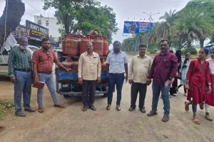 టిఫిన్ సెంటర్లు, రెస్టారెంట్లు బేకరీ, హోటల్లలో అక్రమ సిలిండర్ ల తనిఖీలు 