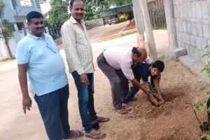 బొమ్మరిల్లు కాలనీలో వనమహోత్సవం సందర్భంగా 150 మొక్కలు నాటిన స్థానికులు.