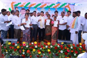 ఎవరికి ఓటు వేస్తావని అడగకుండానే ఇందిరమ్మ ఇళ్లు ఇస్తాం