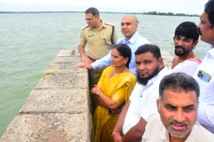 మానేరు జలాలకు పుష్పాలు సమర్పించి పూజలు నిర్వహించిన కలెక్టర్