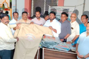 వాసవి మా ఇల్లు ఆధ్వర్యంలో మున్సిపల్ కార్మికులకు రెయిన్ కోట్ ల పంపిణీ