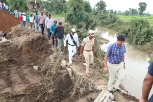 లింగంపేట్ కుర్దు వాగు బ్రిడ్జిని క్షేత్రస్థాయిలో పరిశీలించిన  జిల్లా కలెక్టర్ ఆశీష్ సాంగ్వాన్  