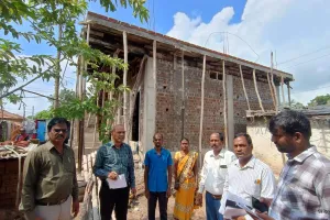 ఇందిరమ్మ ఇళ్లను త్వరగా నిర్మించుకునేలా లబ్ధిదారులను ప్రోత్సహించాలి..  