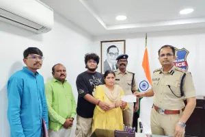 మరణించిన కానిస్టేబుల్ కుటుంబానికి బీమా చెక్కును అందించిన సీపీ 
