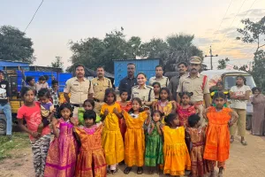 చిన్నారులకు గౌన్లను అందజేసిన ఏఎస్పీ శేషాద్రిని రెడ్డి 