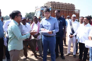 లింగంపేట మండలం ఎల్లారాం గ్రామంలో వరి కొనుగోలు కేంద్రాన్ని సందర్శించి పరిశీలించిన జిల్లా కలెక్టర్