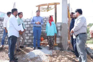 ఇందిరమ్మ ఇళ్ల లబ్దిదారుని ఇంటి నిర్మాణ పనులను పరిశీలించిన జిల్లా కలెక్టర్