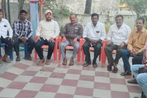 బయ్యారం వరకు రోడ్డు మరమ్మతులు లైటింగ్ ఏర్పాటు చేయాలి.