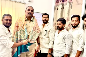 నూతన సిఐని కలిసిన బిఆర్ఎస్ యువ నాయకులు 