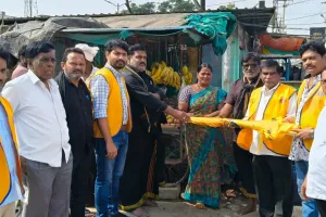 లయన్స్ క్లబ్ ఆధ్వర్యంలో గొడుగుల పంపిణీ 