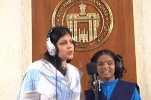 అంధుల పాఠశాల విద్యార్థినితో కలిసి పాడిన జిల్లా కలెక్టర్