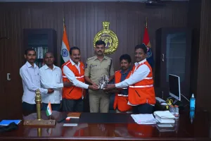 ఎస్పీని కలిసిన రెడ్ క్రాస్ సొసైటీ సభ్యులు