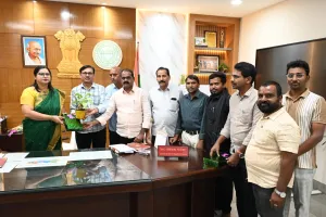 జిల్లా కలెక్టర్ అభిలాష అభినవ్ కు నూతన సంవత్సర శుభాకాంక్షలు తెలియజేసిన అధికారులు.